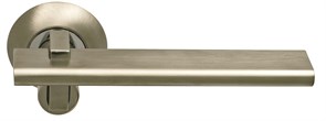 Ручка дверная на круглой розетке  Archie  SILLUR 133 S.CHROME/P.CHROME хром матовый/хром